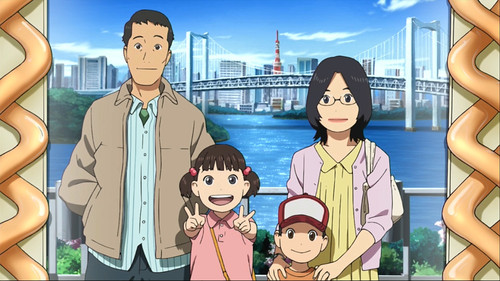 在大橋上，小野澤一家人幸福的合照。