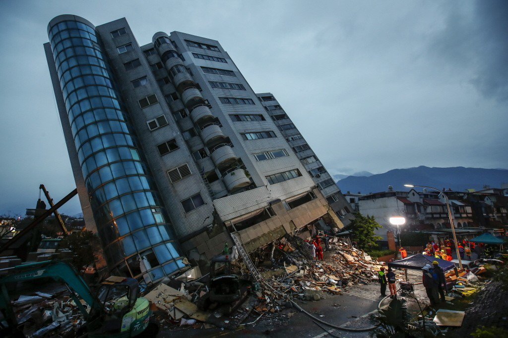 大樓因地震傾斜倒塌